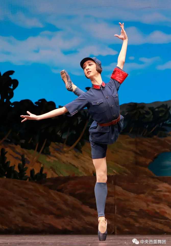 开云-DWG观众热烈欢呼！，穆古鲁扎迎来二十赛季出色发挥观众掌声雷动-开云